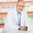 Foto: freundlicher apotheker am computer freundlicher apotheker am computer