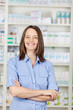 lächelnde kundin kauft in der apotheke