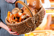 Kundin in einer Bäckerei mit Brot Korb