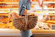 Verkäuferin mit Kundin in einer Bäckerei