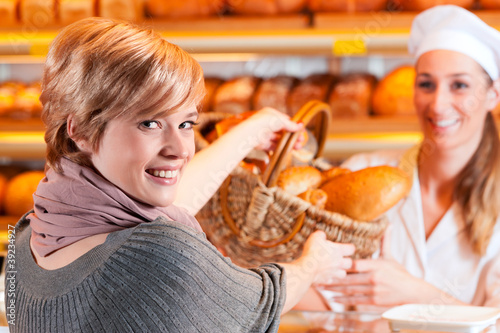 Photo: Verkäuferin mit Kundin in einer Bäckerei Verkäuferin mit Kundin in einer Bäckerei
