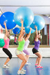 Fitness - Frauen beim Training im Fitnessstudio