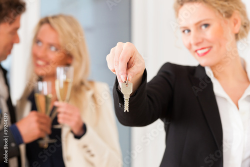 Photo: Paar bei Besichtigung einer Wohnung mit Maklerin Paar bei Besichtigung einer Wohnung mit Maklerin