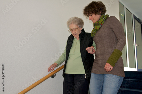 Foto: Treppensteigen mit Betreuerin Treppensteigen mit Betreuerin
