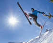 Skispringer im Gegenlicht
