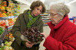 Seniorin beim einkaufen