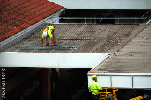 Photo: Trabajador en el tejado Trabajador en el tejado