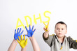 Photo: Junge schreibt ADHS Junge schreibt ADHS