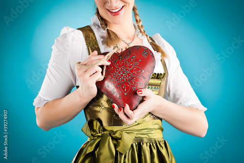 Photo: Junge Frau in Dirndl mit Herz in Liebe Junge Frau in Dirndl mit Herz in Liebe