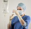 Foto: nurse controls syringe nurse controls syringe