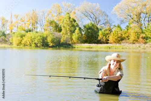 Foto: woman fishing in pond woman fishing in pond