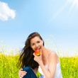 Frau mir Apfel in der Natur