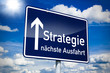 Orteingangsschild mit Strategie und Pfeil