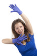 Gestikulierende Frau mit blauen Handschuhen