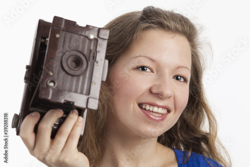 Photo: Lächelnde Frau zeigt alten Fotoapparat Lächelnde Frau zeigt alten Fotoapparat