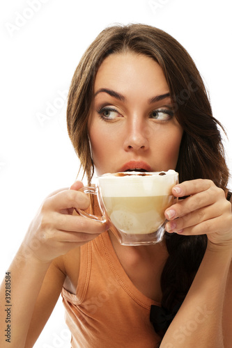 Photo: schöne frau schaut zu seite und trinkt cappuccino kaffee schöne frau schaut zu seite und trinkt cappuccino kaffee