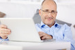 lächelnder mann sitzt zu hause am notebook