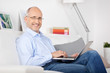 mann arbeitet zuhause mit seinem laptop