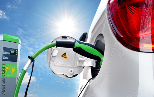 Photo: Elektroauto an Solartankstelle Elektroauto an Solartankstelle