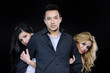 Foto: handsome man surrounded by fashion woman; temptation handsome man surrounded by fashion woman; temptation