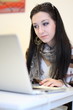 ragazza con capelli neri al computer
