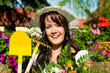 Gartenarbeit im Sommer - Frau mit Blumen
