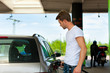 Tanken mit Auto an Tankstelle