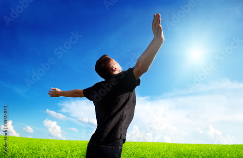 Foto: young man rest on spring field young man rest on spring field