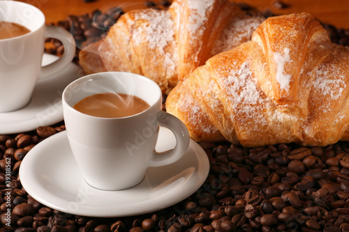 Photo: caffè caldo con croissants freschi caffè caldo con croissants freschi