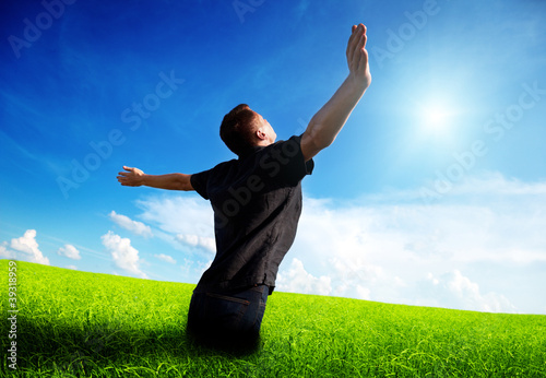 Foto: young man rest on spring field young man rest on spring field