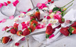 Romantisches Gedeck mit Rosen, Erdbeeren und Herzen