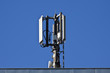 Mobilfunkantenne auf Dach, blauer Himmel