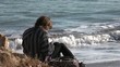 Video: Chica escribiendo en la orilla del mar Chica escribiendo en la orilla del mar