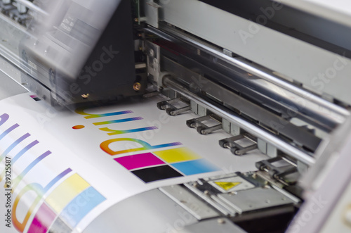 Foto: Digitaldrucker Werbetechnik bei der Arbeit Digitaldrucker Werbetechnik bei der Arbeit