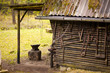 Waldhütte mit Werkzeug