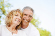 Foto: Mature couple smiling and embracing. Mature couple smiling and embracing.