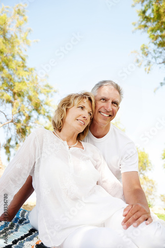 Foto: Mature couple smiling and embracing. Mature couple smiling and embracing.
