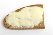 Eine Scheibe Bauernbrot mit Butter