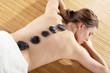 Beauty entspannt bei SPA mit heissen Steinen auf dem Rücken