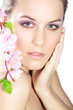 Beauty Frau blickt hübsch mit Linden Zweig