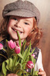 Photo: Kleine Dame mit einem Strauss Tulpen Kleine Dame mit einem Strauss Tulpen