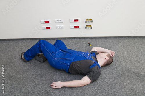 Foto: electrocuted a man lying on the ground electrocuted a man lying on the ground