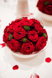 Rote Rosen Deko auf dem Tisch