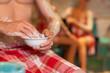 Drei Freunde in der Sauna eines Thermalbades