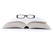 Lesebrille auf Buch