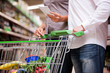 Photo: Junges Paar geht zusammen einkaufen im Supermarkt Junges Paar geht zusammen einkaufen im Supermarkt