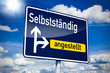 Verkehrsschild mit Selbstständig und angestellt