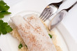 Kabeljaufilet mit Fischmesser und Gabel