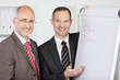 zwei geschäftsmänner präsentieren am flipchart