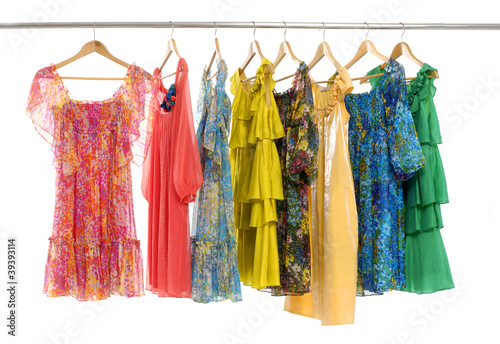 Foto: colorful clothes choice of casual clothes on wooden hangers colorful clothes choice of casual clothes on wooden hangers
